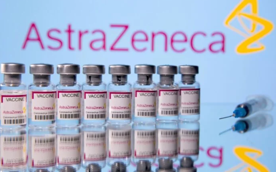 Tras admitir que su vacuna podría generar efectos secundarios pocos comunes, AstraZeneca se retira de todos los países