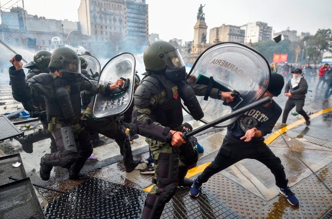 Argentina - El Gobierno felicitó a las fuerzas de seguridad que actuaron afuera del Congreso.