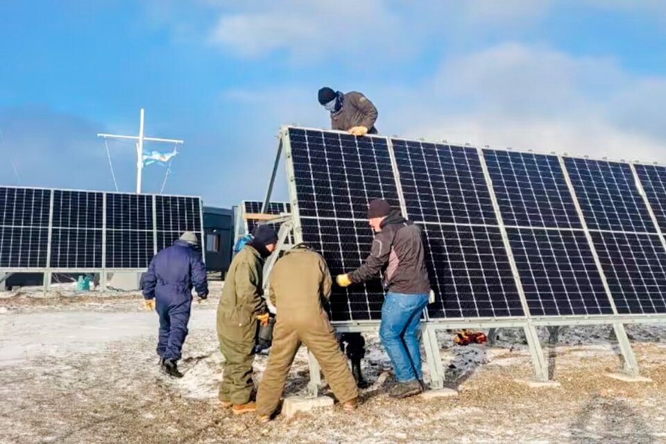 La Armada sacó los paneles solares que habían provocado la queja de Chile