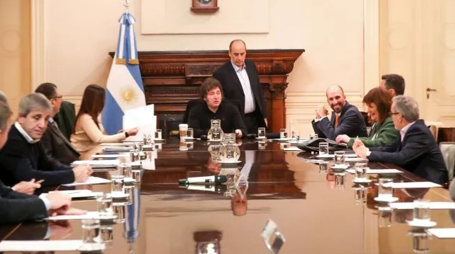 Javier Milei reunió al Gabinete completo en medio de la tensión cambiaria